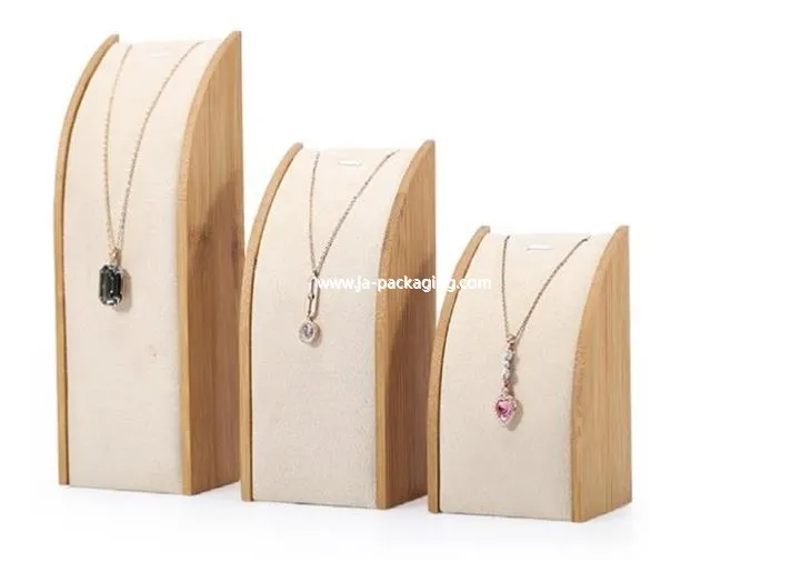 Busts tal-ġiżirajjen tal-injam bambu